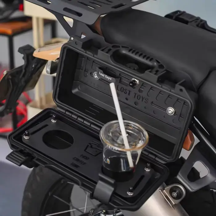 Boîte à outils rigide universelle étanche et antichute pour motos et véhicules électriques.