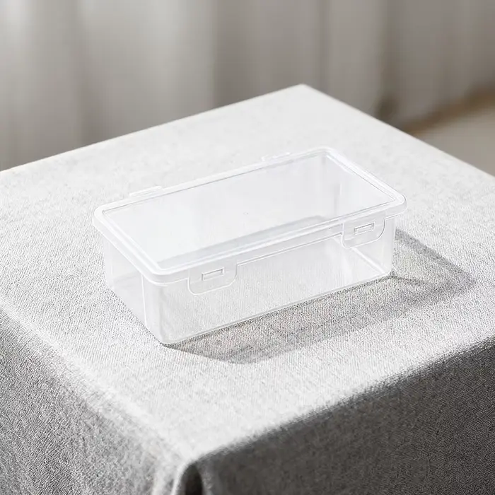 La boîte de rangement en plastique blanc est étanche