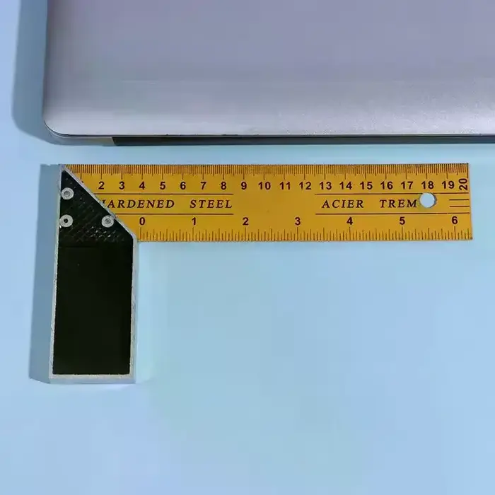 Règle pour le travail du bois et la construction : carré métallique multifonctionnel en forme de L pour une mesure de haute précision.