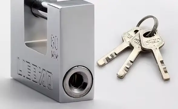Outil de serrurier universel