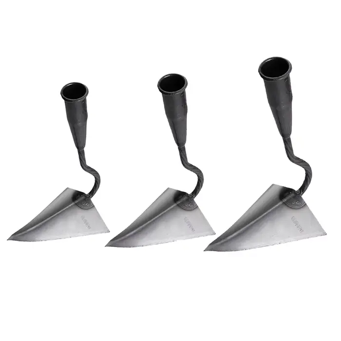 Sarcloir triangulaire pour labourer la terre