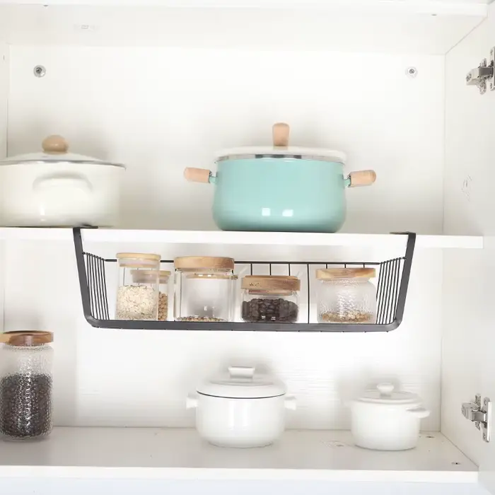 Panier de rangement suspendu sous étagère