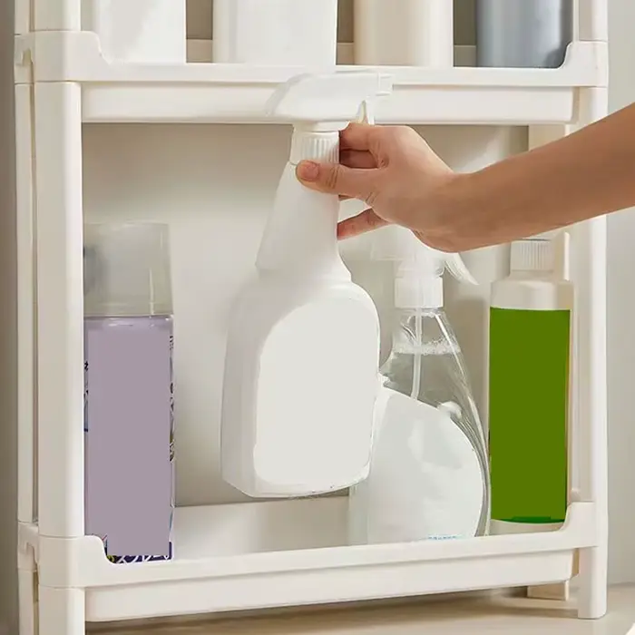 Armoire de rangement derrière la porte