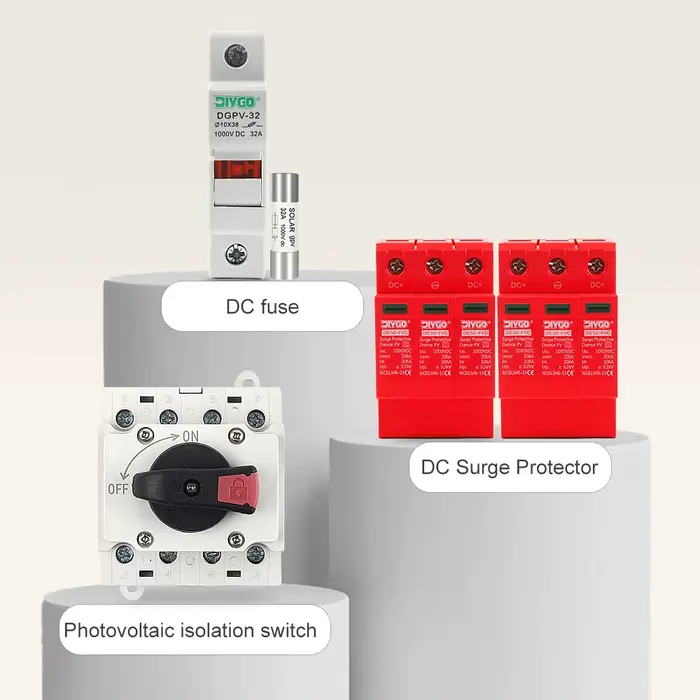 Boîtier de Combinaison Solaire Photovoltaïque DC 2 Entrées 1 Sortie DC 1000V IP65 Étanche à la Pluie avec Protection Foudre Fusible MCB SPD
