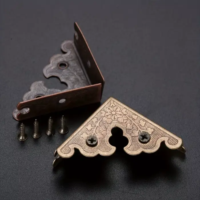 Protection d'angle en fer et cuir pour boîte en bois
