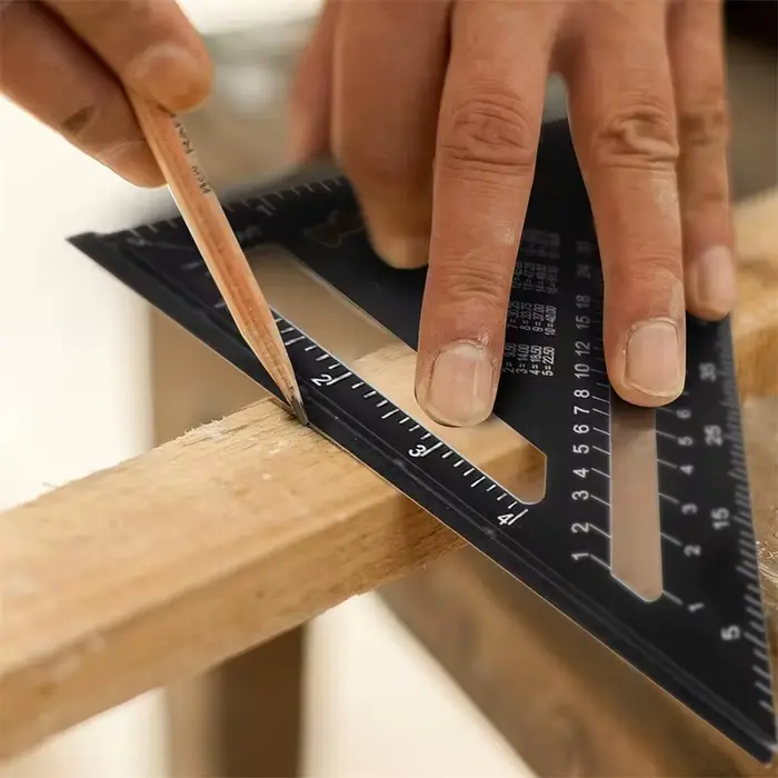 Règle triangulaire en métal pour charpentier