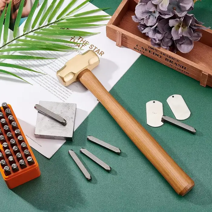 Marteau en laiton massif avec manche en bois pour l'artisanat de bijoux