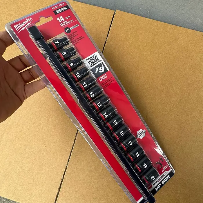 Milwaukee 49-66-7007 SHOCKWAVE Jeu de douilles à chocs métriques 3/8'' 14 pièces avec rail de rangement
