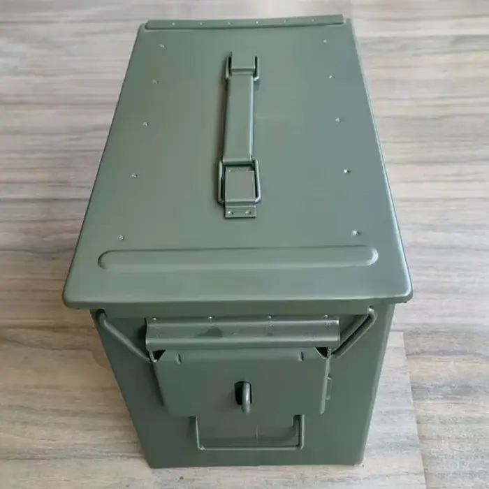 Boîte à outils en métal avec serrure