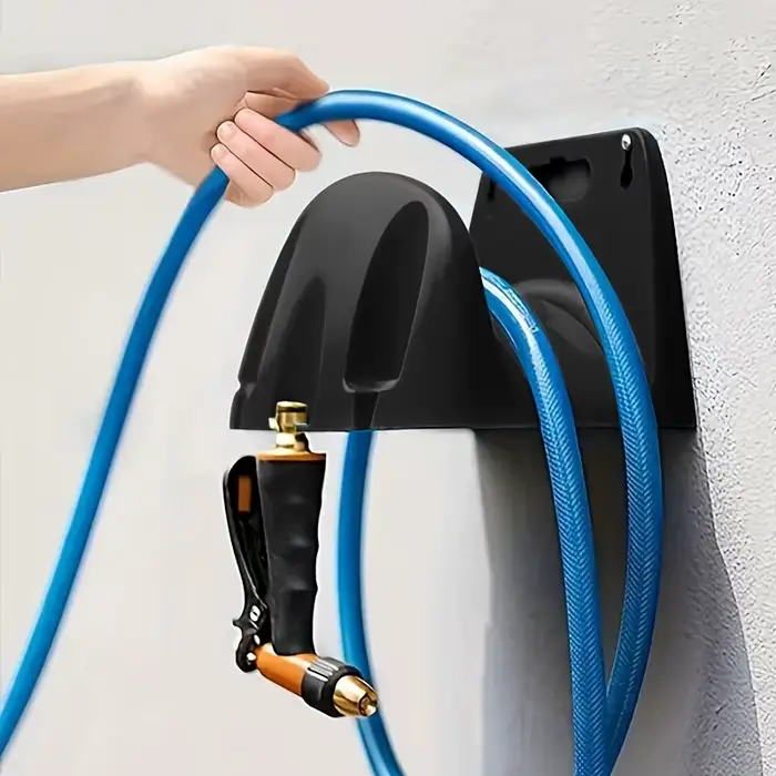 Un support de tuyau d'arrosage mural en plastique robuste pour stocker l'arrosage et l'irrigation du jardin extérieur