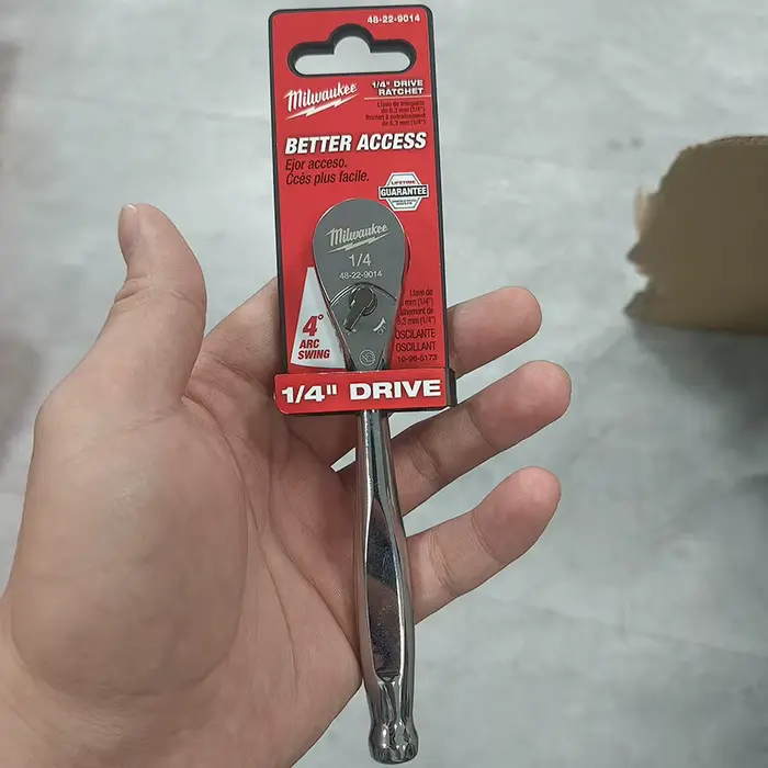 Clé à cliquet Milwaukee 48-22-9014 1/4" à tête basculante et fine pour une meilleure accessibilité