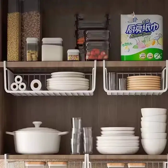Panier de rangement suspendu sous étagère