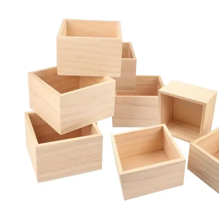 Petite boîte en bois inachevée