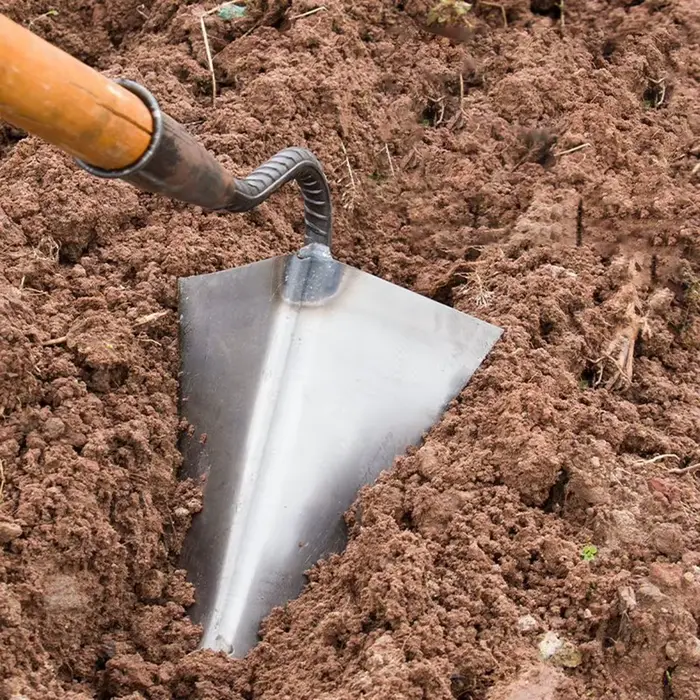 Sarcloir triangulaire pour labourer la terre