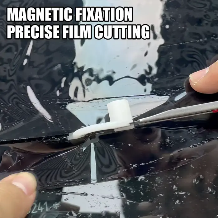 Outil de découpe de film teinté pour vitres