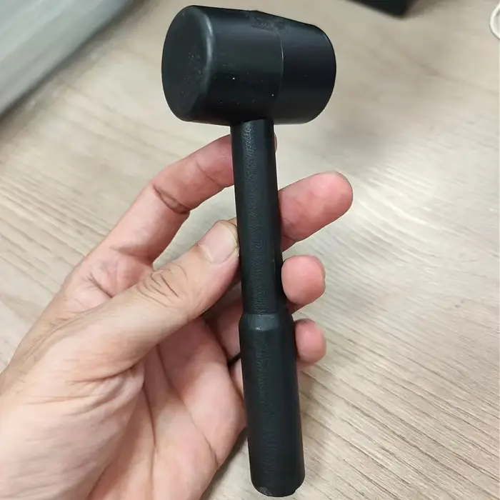 Maillet en caoutchouc noir – outil durable et polyvalent pour le bricolage