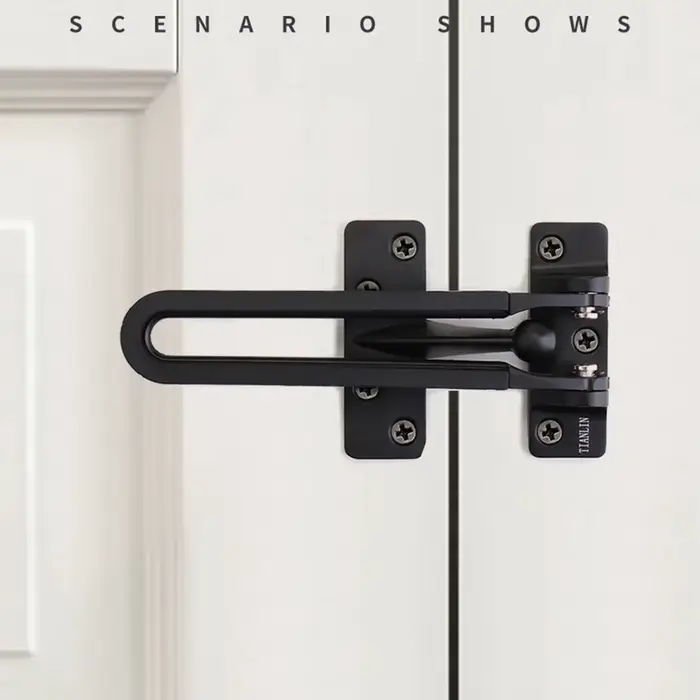 Serrure à barre pivotante pour portes à charnière